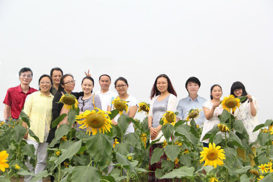 快乐温暖有追求的一家人.jpg