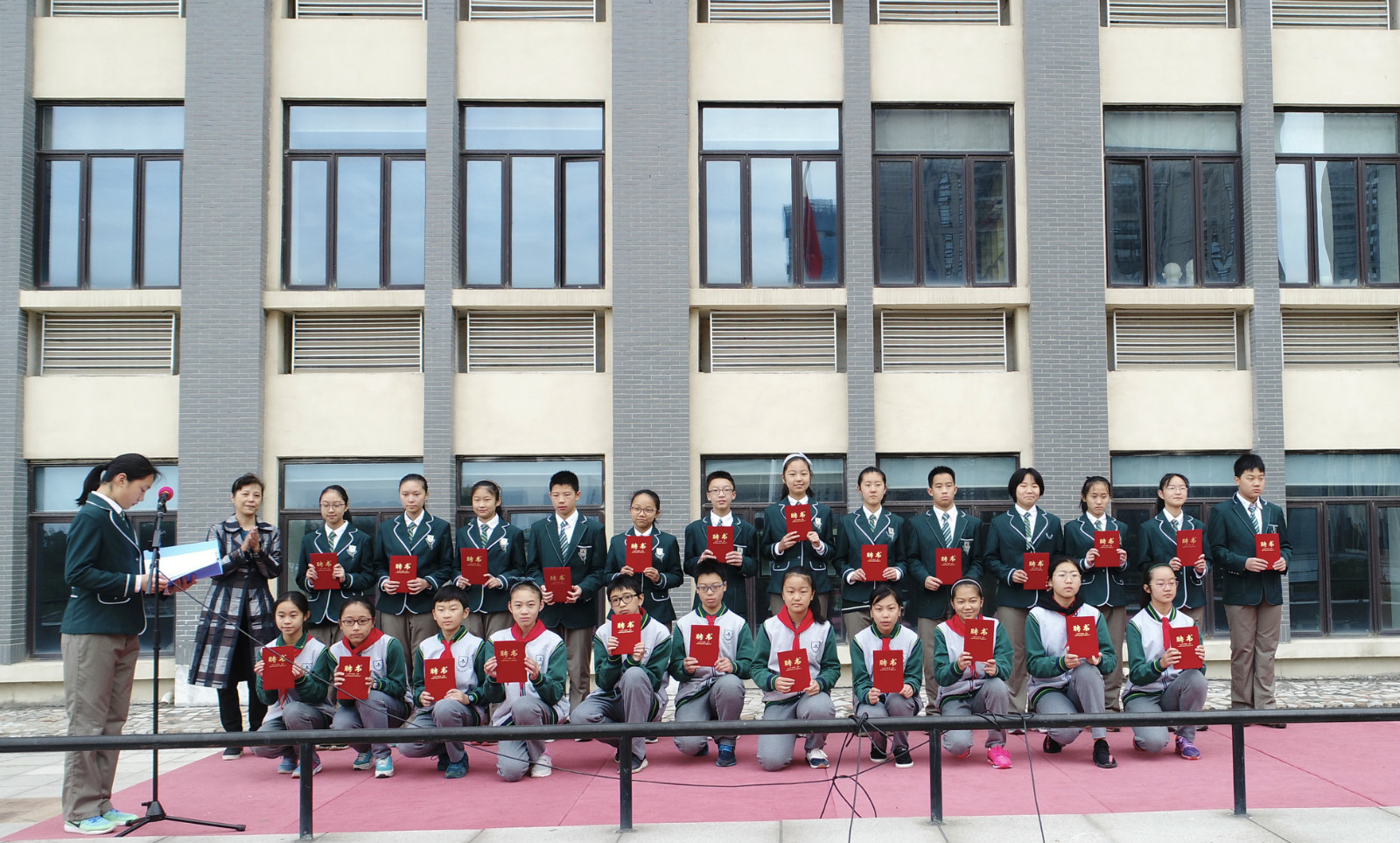 9校党总支书记钱晓红老师为同学们颁发聘书_meitu_3.jpg